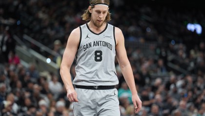 开云官方网站-解说：马刺的中锋问题需解决 奥利尼克今天的挡拆被对手彻底无视